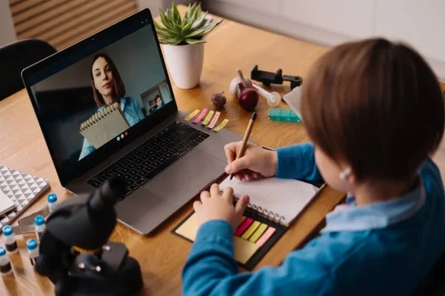 Teknoloji Günümüzde Eğitimi Nasıl Etkiliyor?